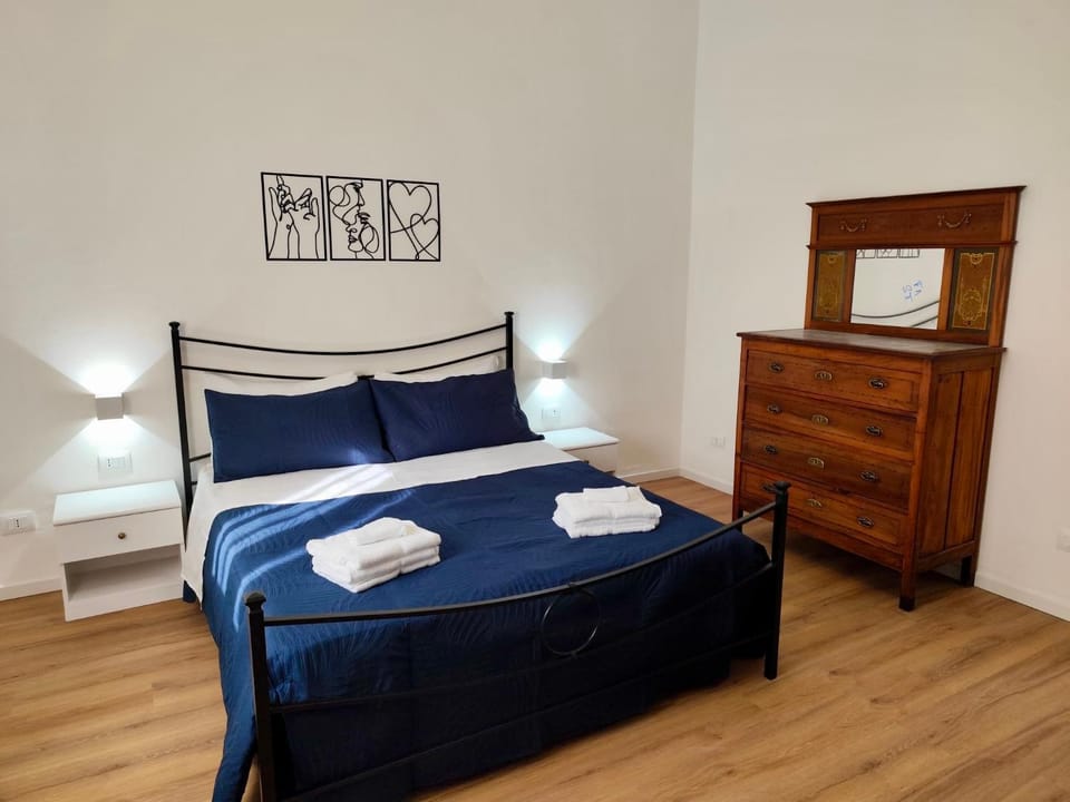Bed, Bedroom, towels