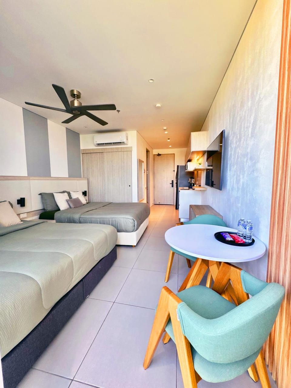 Bed, TV and multimedia, Living room, Seating area, Dining area, Bedroom