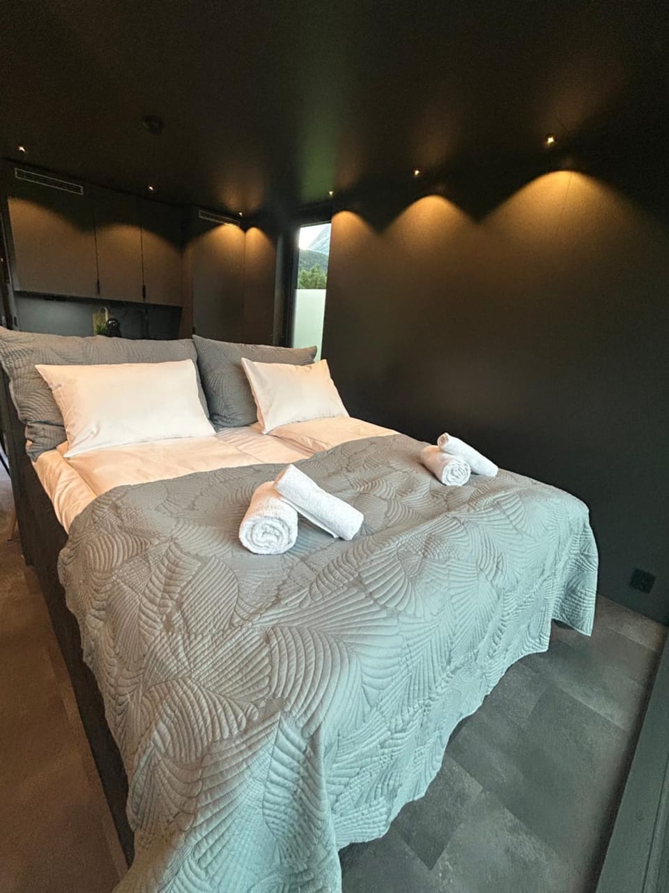 Bed, Photo of the whole room