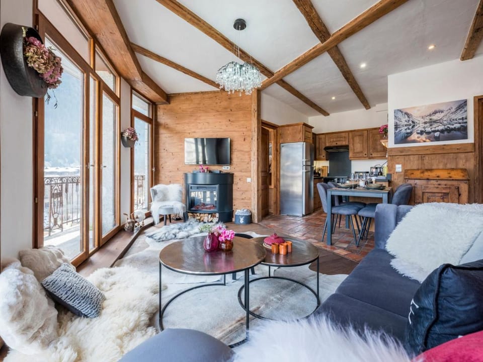 Communal lounge/ TV room, TV and multimedia, Living room, Seating area, Evening entertainment