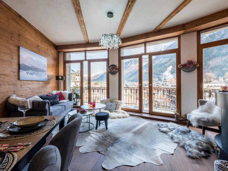 TV and multimedia, Living room, Seating area, Mountain view