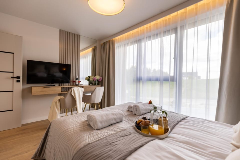 Bed, TV and multimedia, Living room, Food and drinks, Photo of the whole room, Seating area, Bedroom, Drinks, towels
