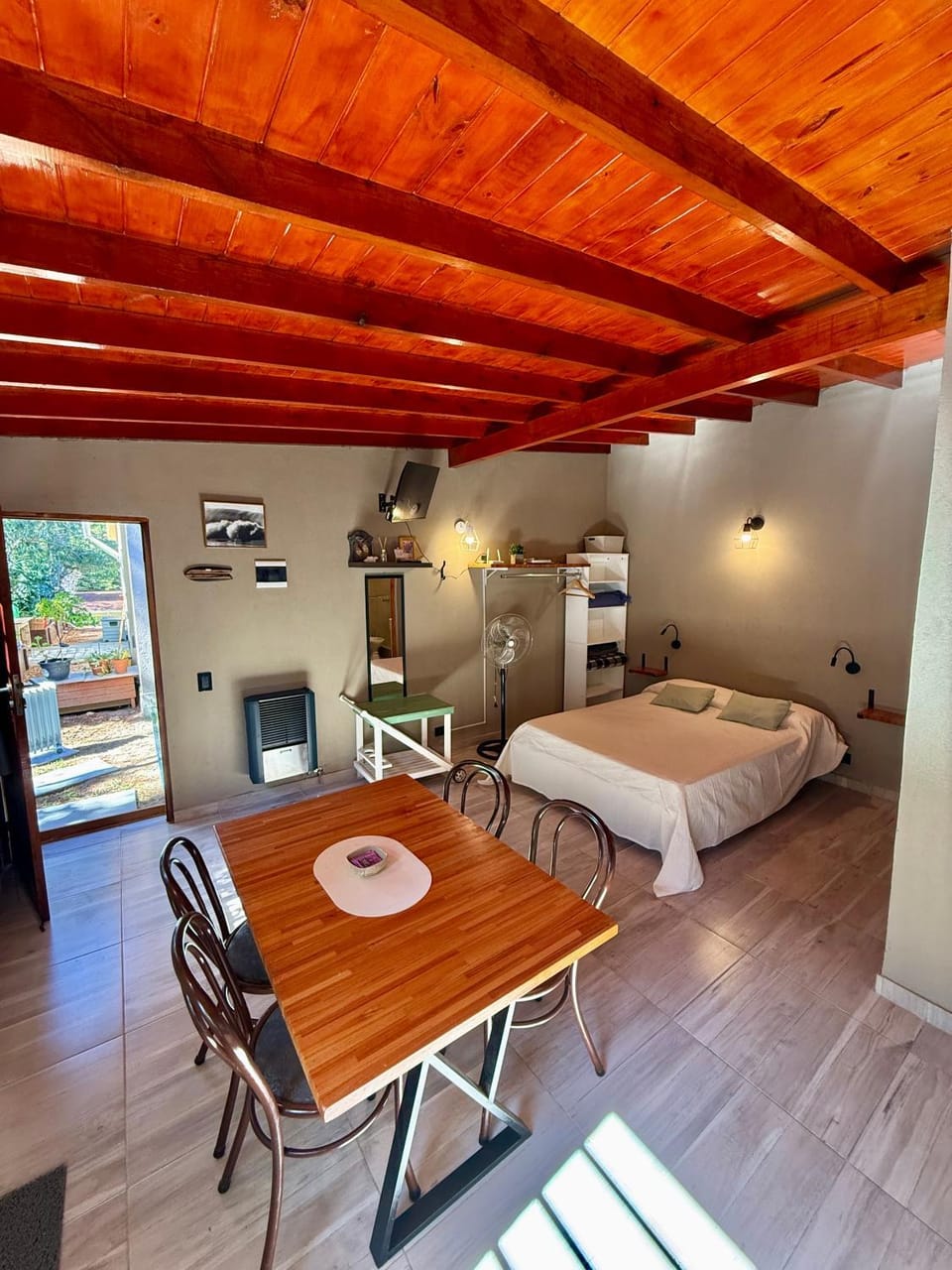 Bed, Photo of the whole room, Dining area