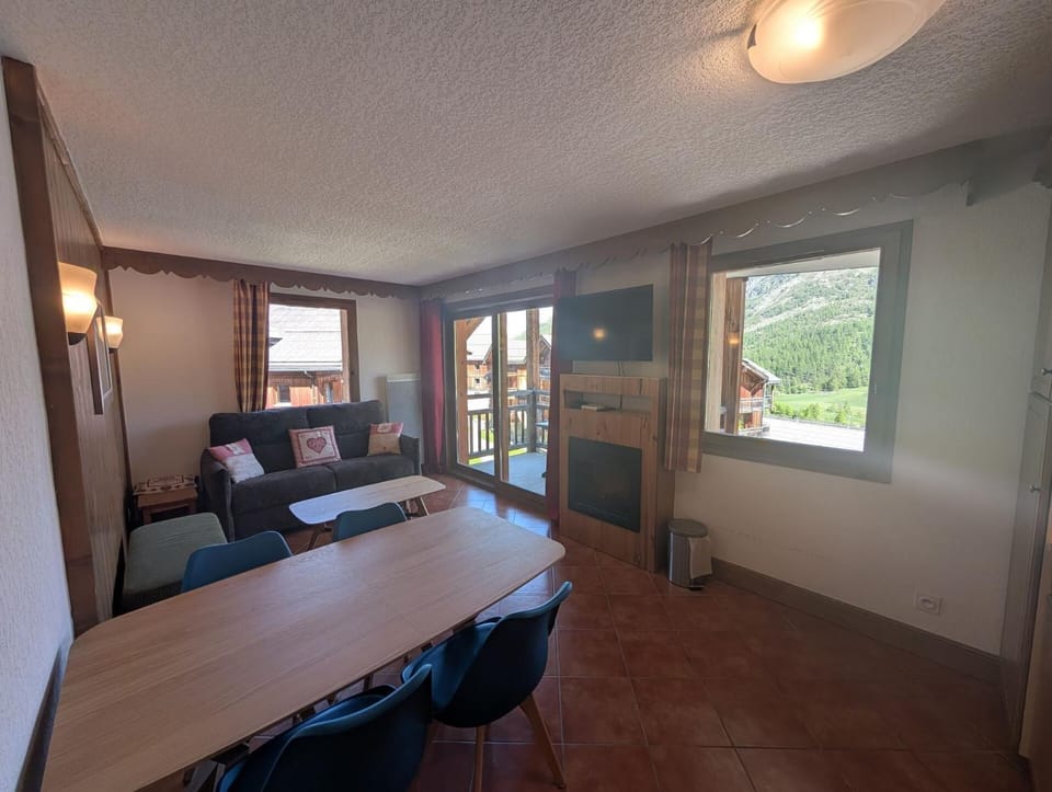 Résidence Les Airelles - appartement plein sud, parking couvert - 50m des pistes MAE-9783 Apartment in Montgenèvre