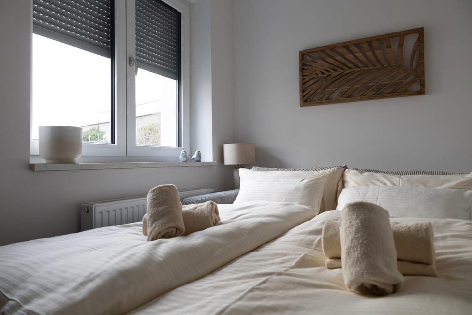 Property building, Bed, Photo of the whole room, Bedroom, towels