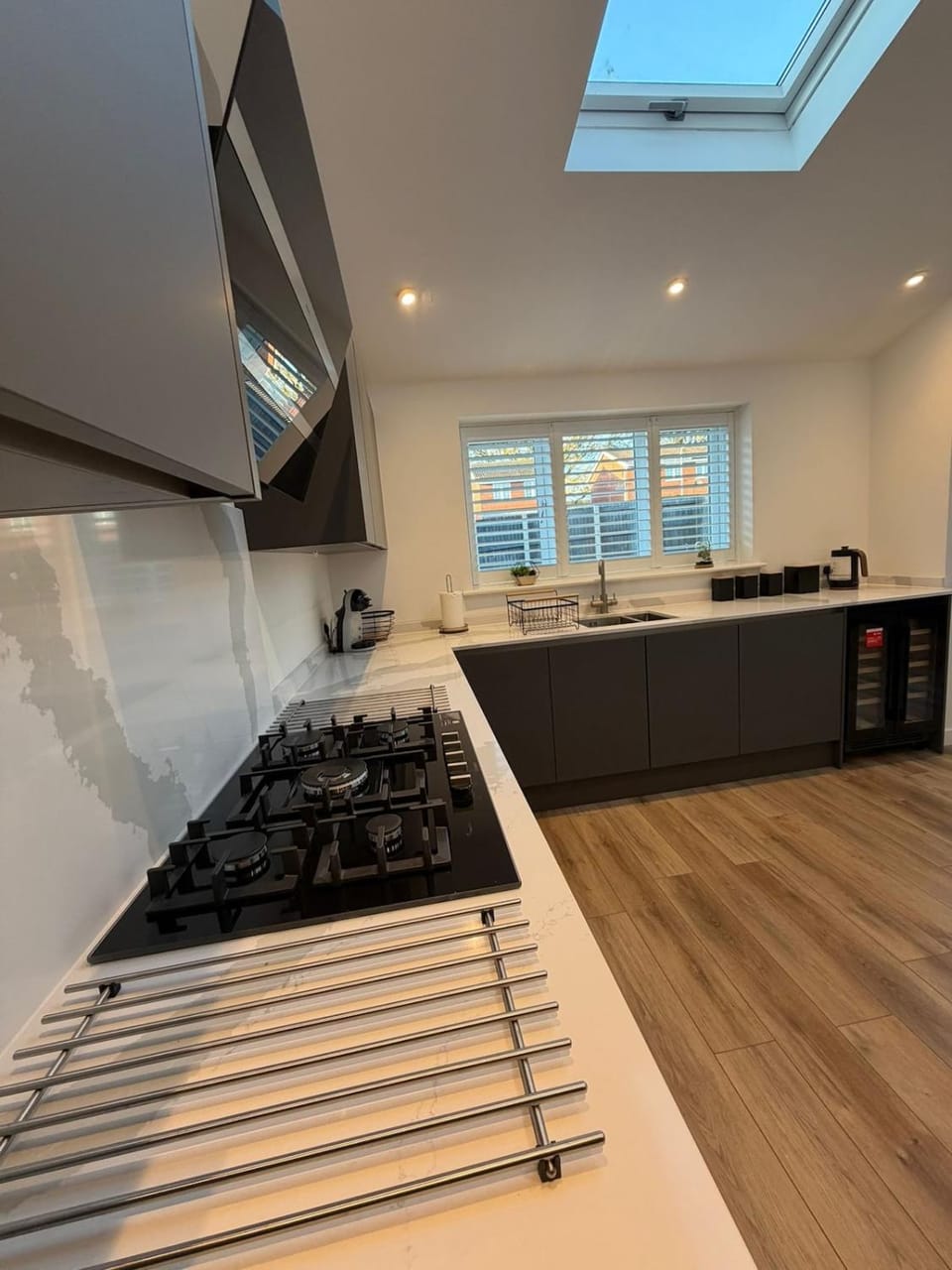 Kitchen or kitchenette, dishwasher, stove