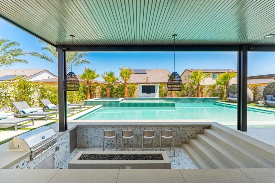 Green Lion - New Spectacular Modern Pool home House in Indio