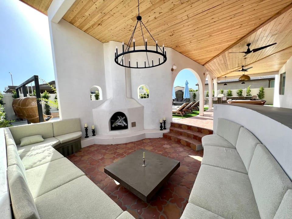 Los Arcos- Exclusive 7 br, Sleeps 19 Pool Home House in Indio