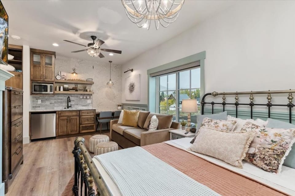 The Nest Room- Newly Built Loft on Main in Midway Apartment in Midway