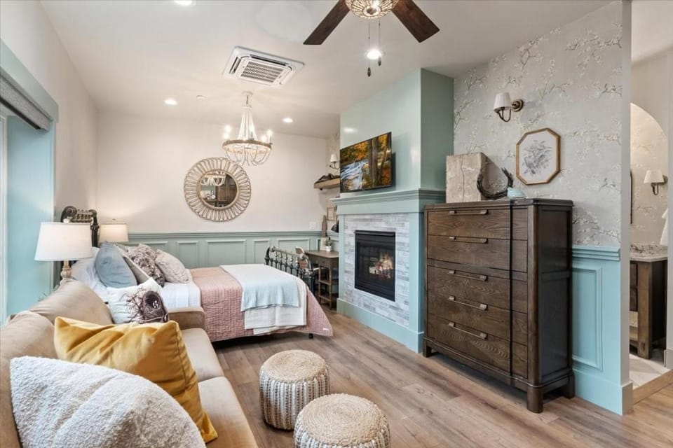 The Nest Room- Newly Built Loft on Main in Midway Apartment in Midway
