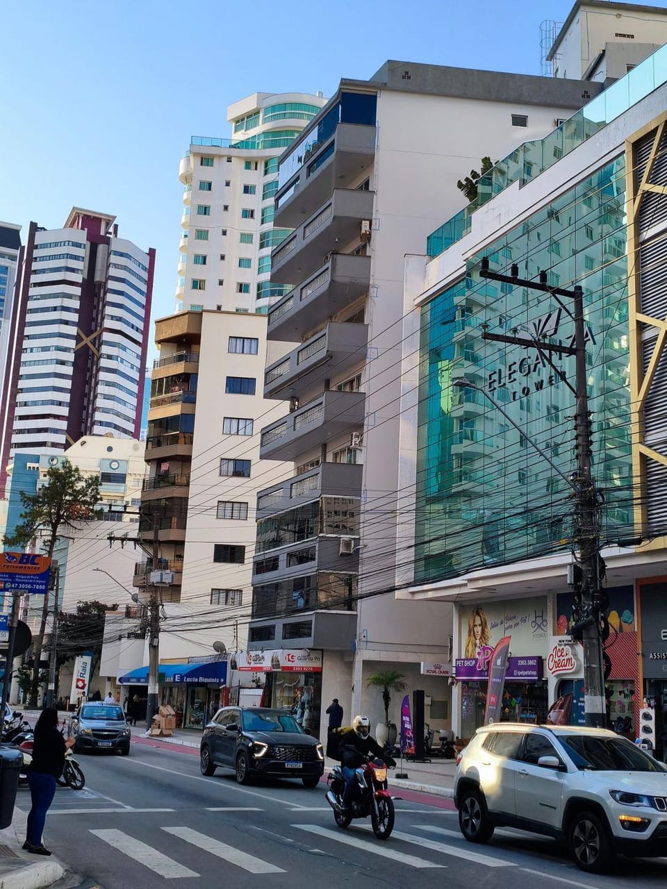 Apto na Av. Brasil – 1 suite + 2 dorm Hotel in Camboriú