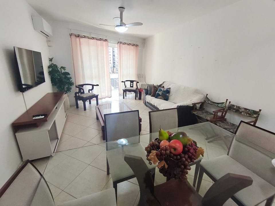 Apto na Av. Brasil – 1 suite + 2 dorm Hotel in Camboriú