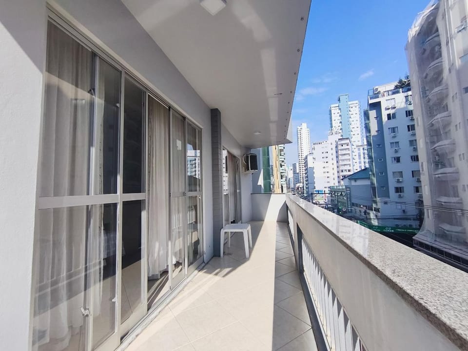 Apto na Av. Brasil – 1 suite + 2 dorm Hotel in Camboriú