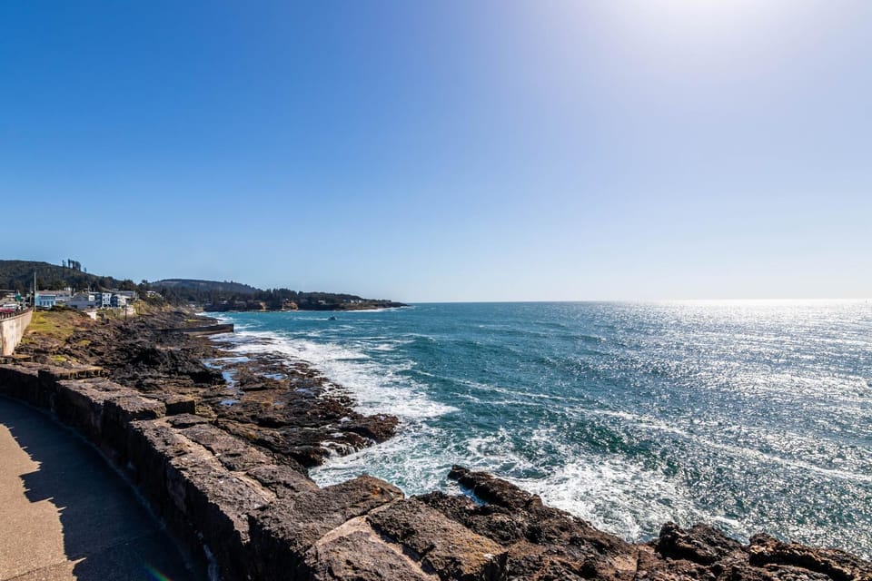 Whale Watch Crows Nest House in Depoe Bay