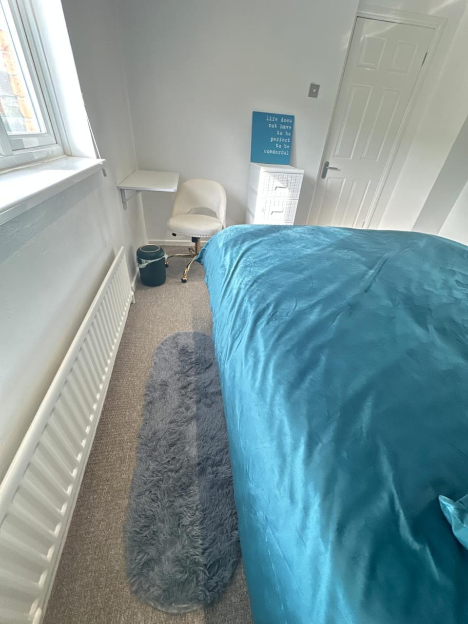 Bed, Seating area, Bedroom