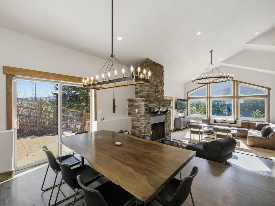 Living room, Dining area, Mountain view, fireplace