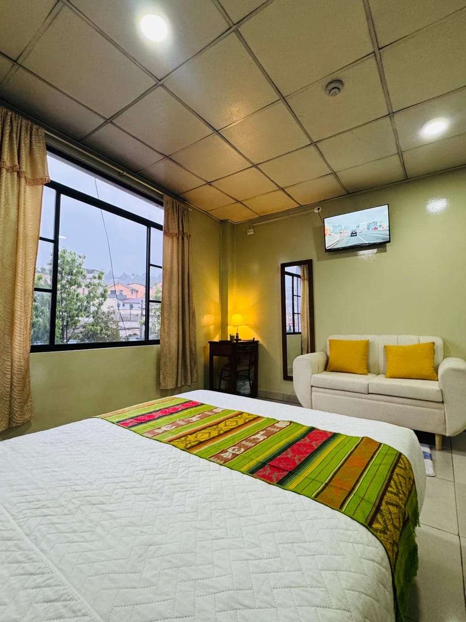 Bed, TV and multimedia, Photo of the whole room, Bedroom