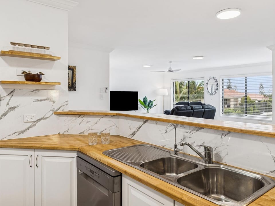 Kitchen or kitchenette, dishwasher