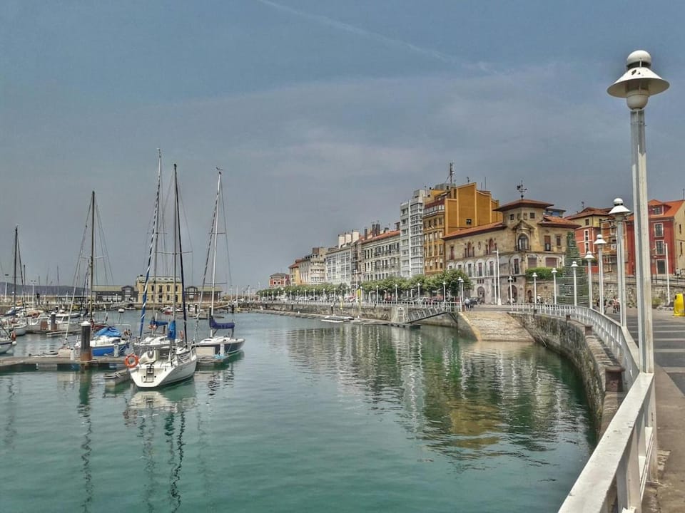 En el centro entre el puerto y las playas Apartment in Gijón