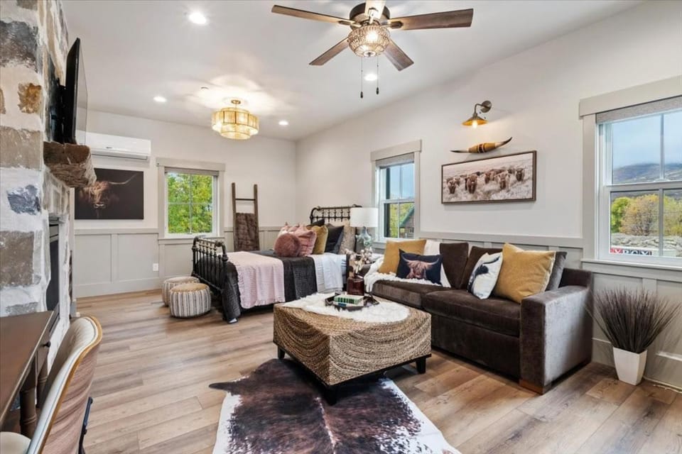 The Highland Cow Room - Newly Built Midway Loft Apartment in Midway