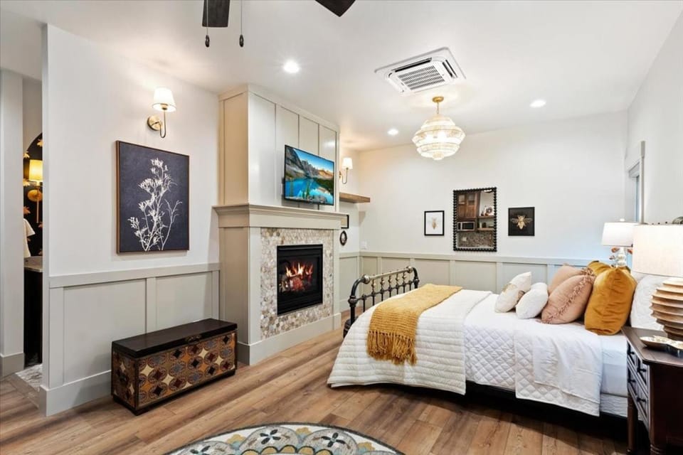 The Bee Room - Cozy Retreat on Midway Main Street Apartment in Midway