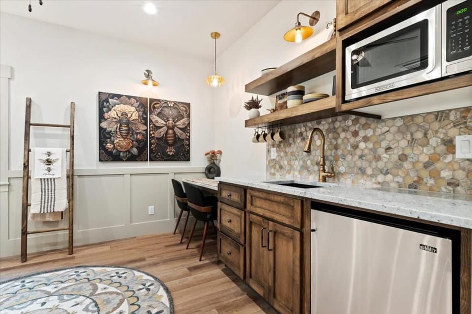 The Bee Room - Cozy Retreat on Midway Main Street Apartment in Midway