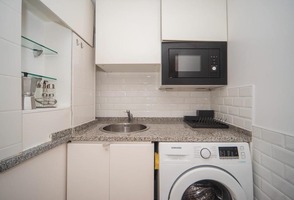 Kitchen or kitchenette, minibar, washing machine