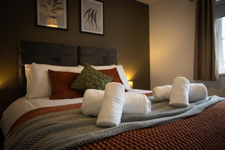 5 Bedroom House - Sleeps 10 - Parking - Trowbridge House in Trowbridge