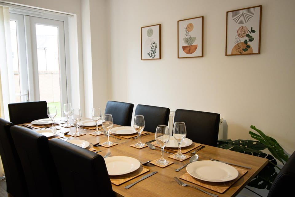 5 Bedroom House - Sleeps 10 - Parking - Trowbridge House in Trowbridge