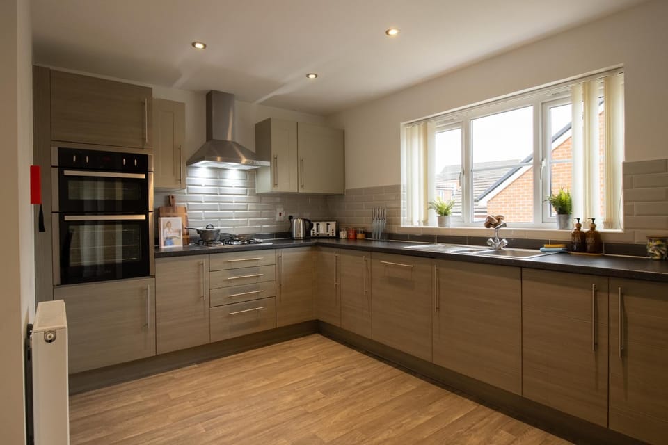 5 Bedroom House - Sleeps 10 - Parking - Trowbridge House in Trowbridge