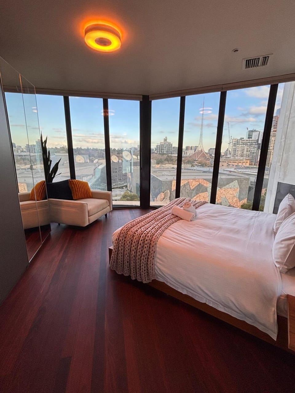 Luxury Penthouse - Private Roof Terrace and Jacuzzi Apartment in Melbourne