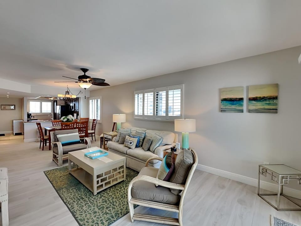 Day, TV and multimedia, Kitchen or kitchenette, Living room, Seating area, Dining area, furniture