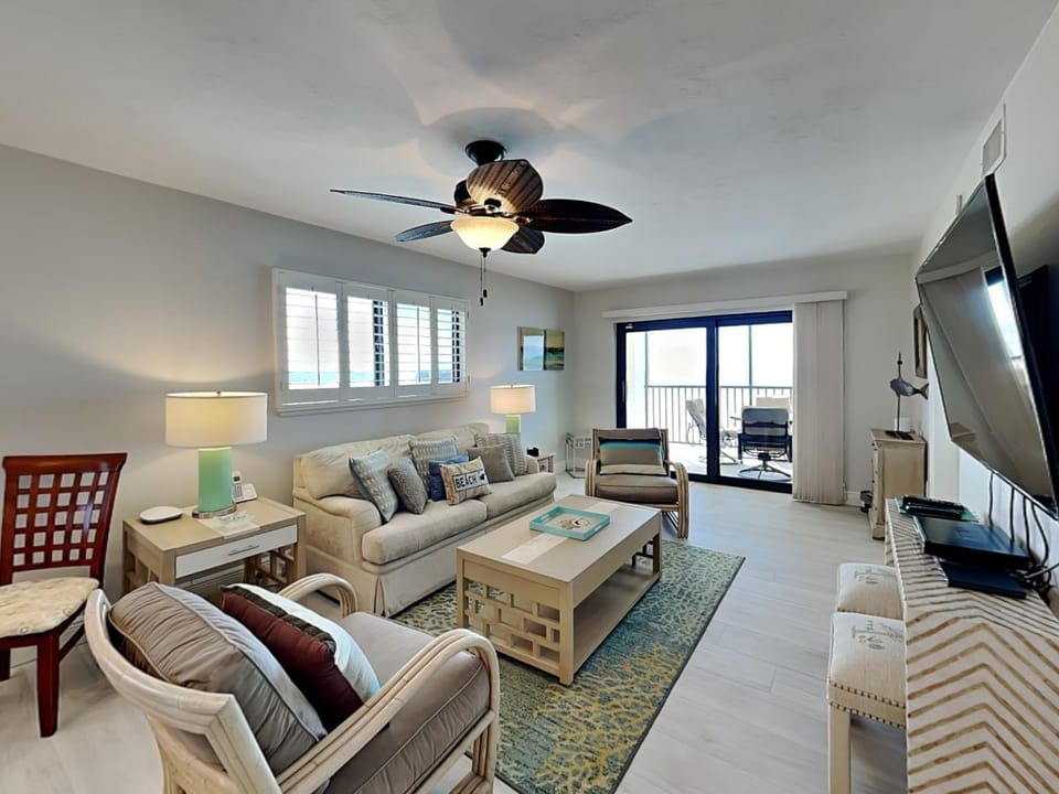 Day, TV and multimedia, Balcony/Terrace, Living room, Seating area, furniture