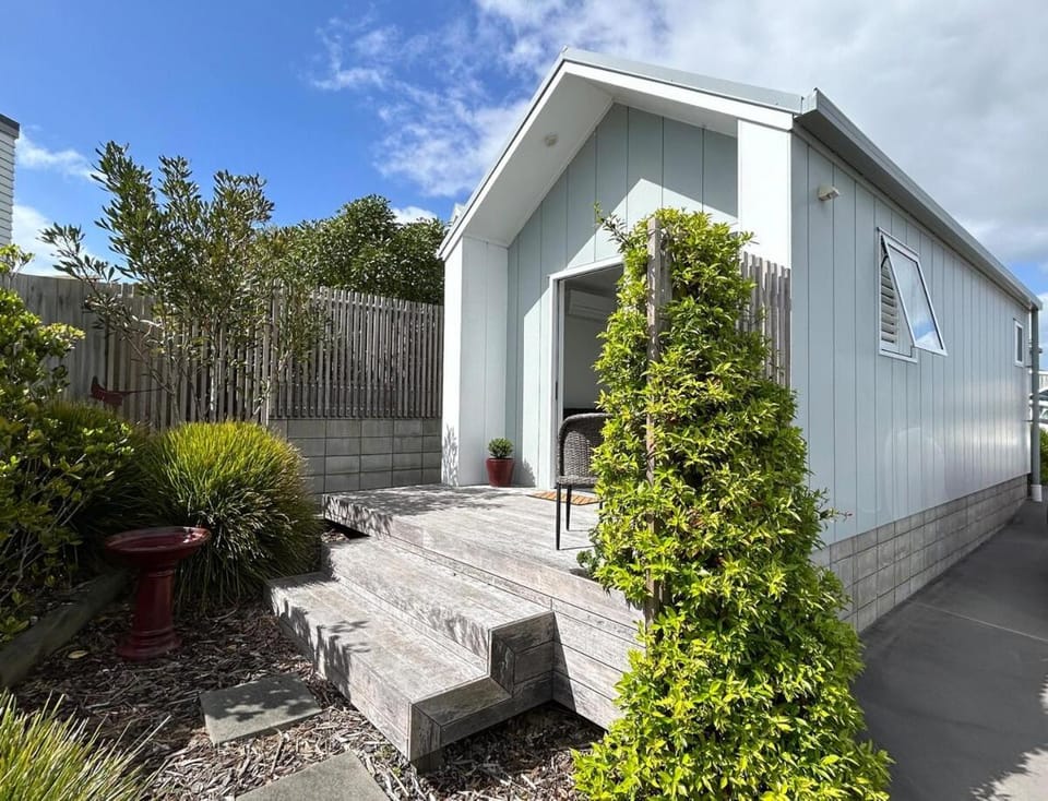 Modern & Central 'Nautical' Chalet - Mangawhai Heads Apartment in Auckland Region