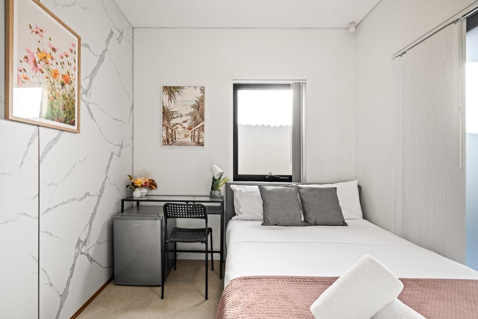 Charming Guildford Retreat - Bright Double Room Close to Green Spaces & Local Eats - Shared Bathroom Bed and Breakfast in Sydney