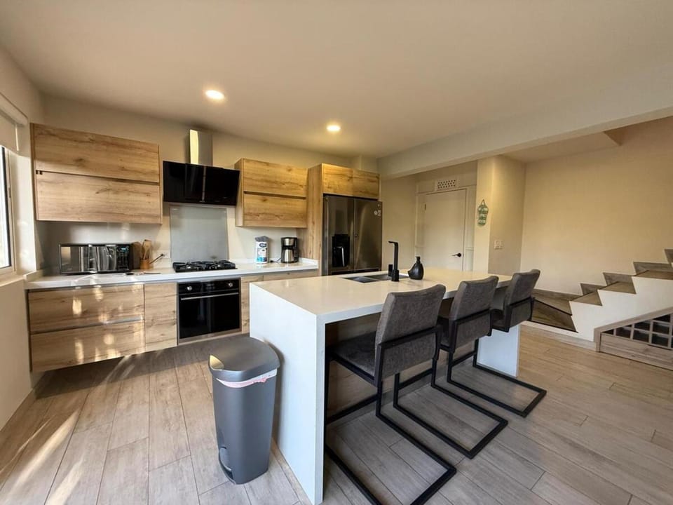 Luxury Townhouse 6 Minutes from Beach & Casino House in Noord