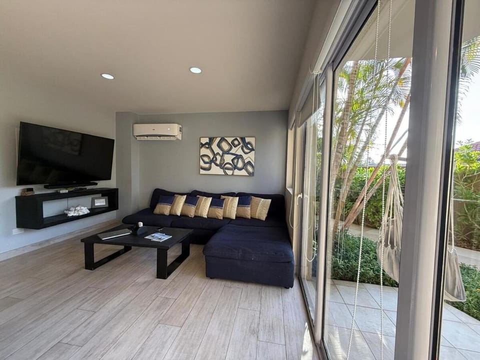 Luxury Townhouse 6 Minutes from Beach & Casino House in Noord