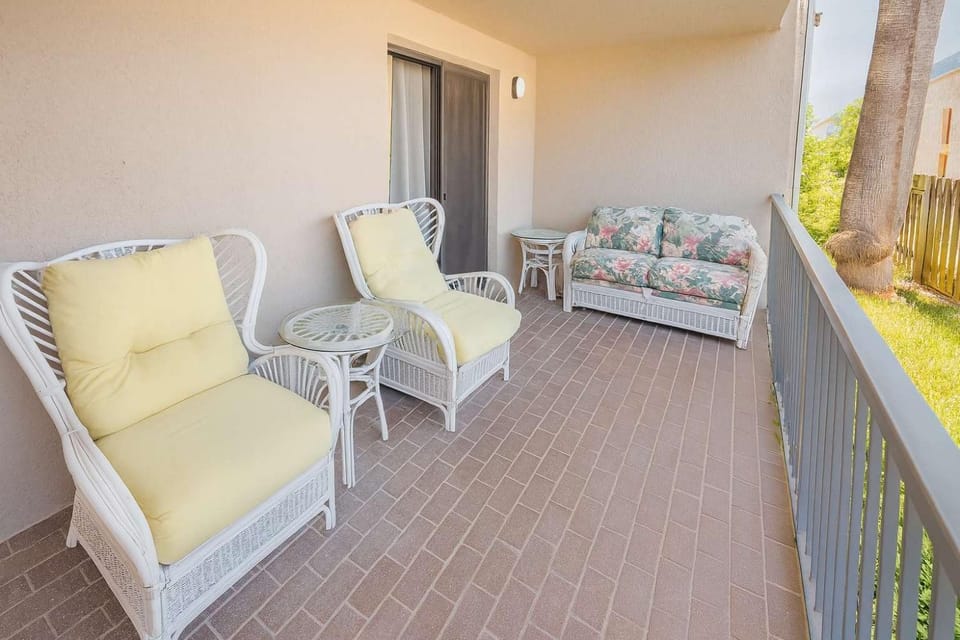 250 Paces to Beach Pool 1st Floor condo Apartment in South Padre Island