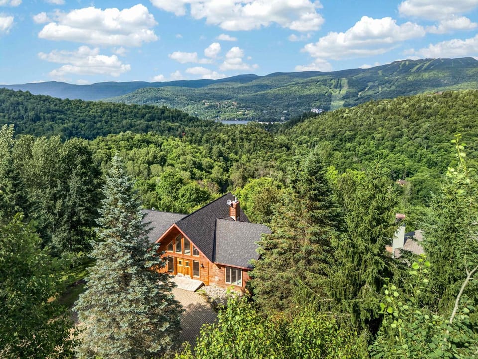Alpine View Lodge - Cozy Private Chalet in Mont-Tremblant Chalet in Mont-Tremblant