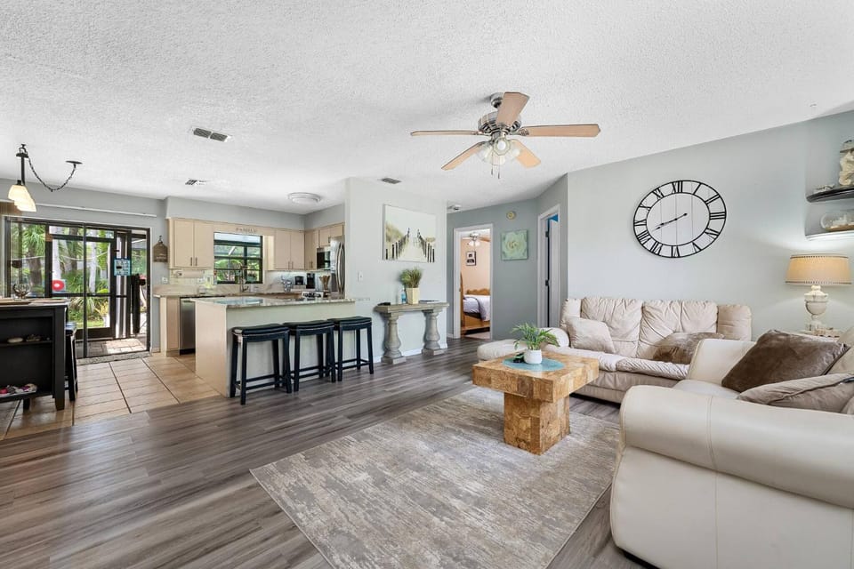Kitchen or kitchenette, Living room, Seating area, Dining area, Family