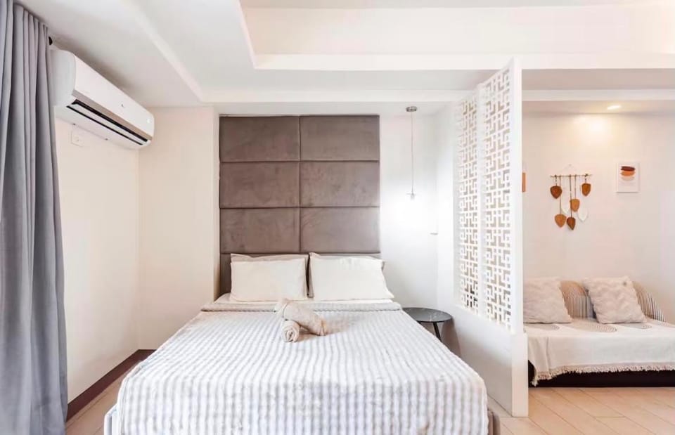 Bed, Photo of the whole room, Bedroom, towels, air conditioner