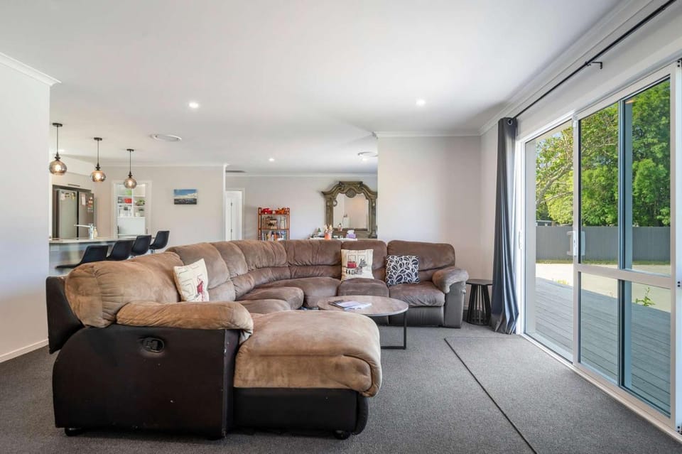 Hamurana Hotspot - Walk to the Lake & Golf Course House in Rotorua