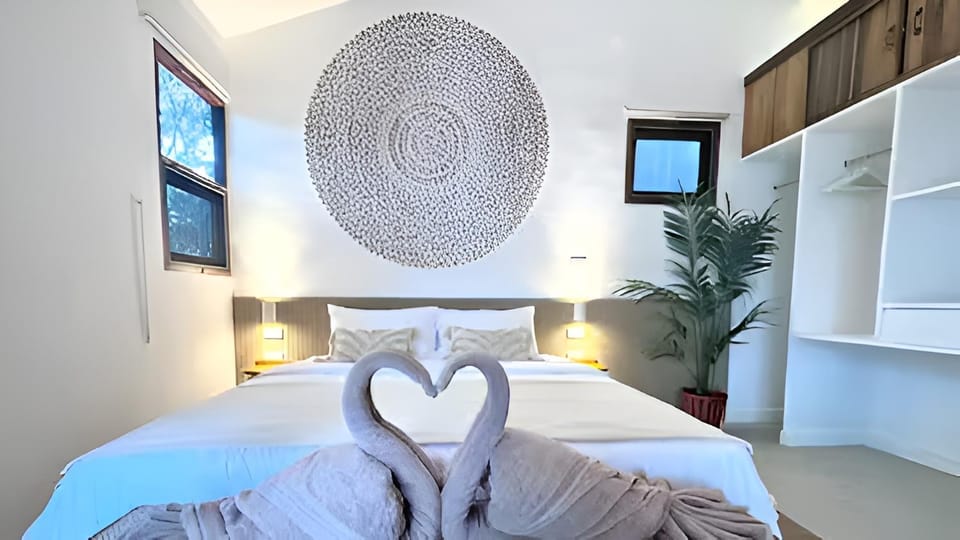 Bed, Photo of the whole room, Bedroom, towels