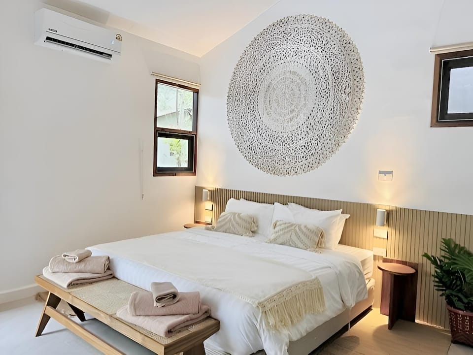 Bed, Photo of the whole room, Bedroom, towels, air conditioner