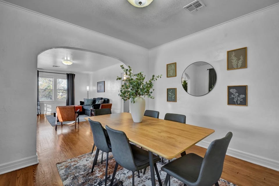 Seating area, Dining area