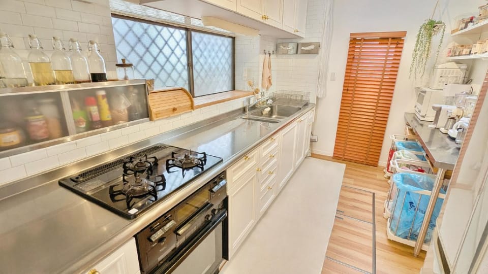 Coffee/tea facilities, Kitchen or kitchenette, microwave, oven, stove, toaster