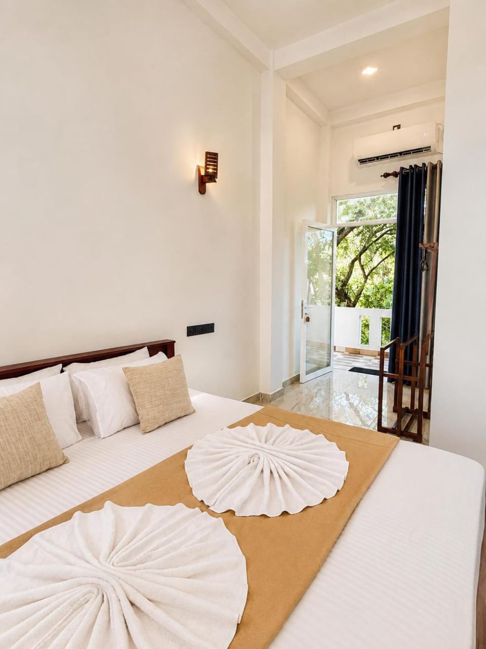 Bed, Living room, Photo of the whole room, Bedroom, Garden view, towels