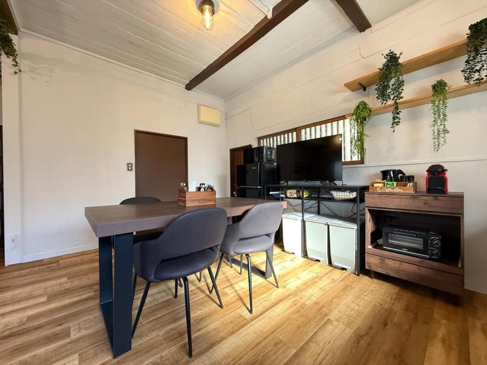 Kitchen or kitchenette, Dining area, oven