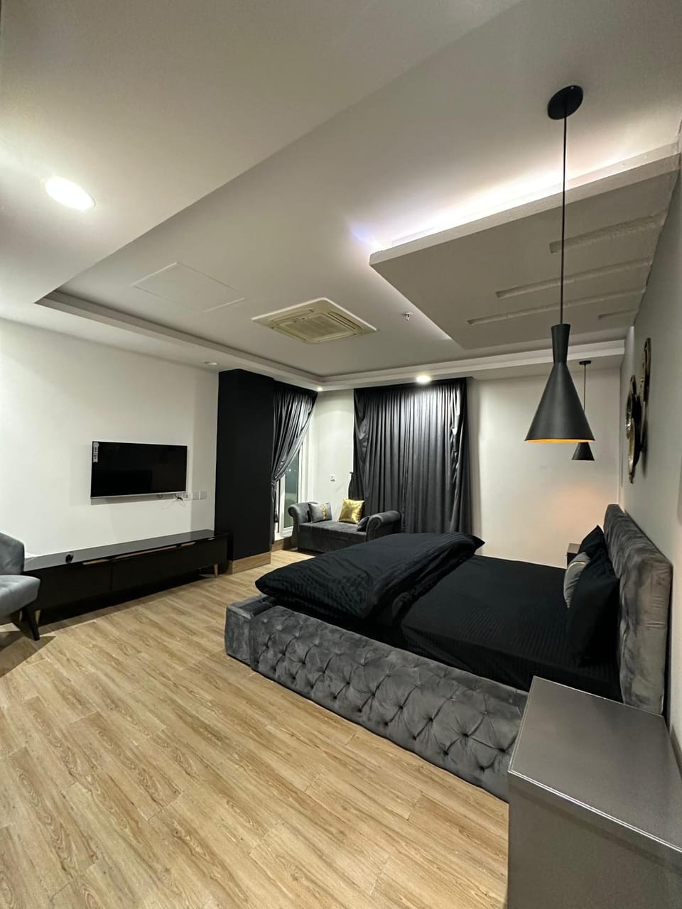 Bed, TV and multimedia, Living room, Photo of the whole room, Seating area, Evening entertainment, Bedroom