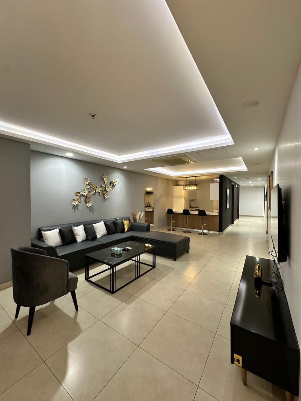 TV and multimedia, Kitchen or kitchenette, Living room, Seating area